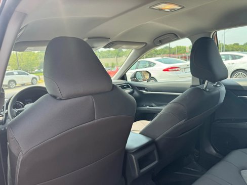 Used 2019 Toyota Camry LE image 10