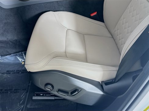 New 2026 Volvo XC60 B5 Plus w/ Climate Package PRO image 19