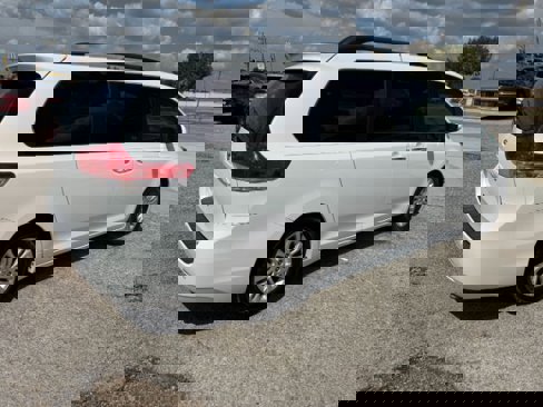 Used 2013 Toyota Sienna XLE image 2