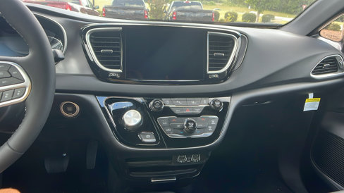New 2025 Chrysler Voyager LX image 29