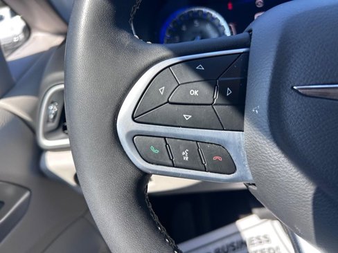 Used 2022 Chrysler Pacifica Touring-L image 13