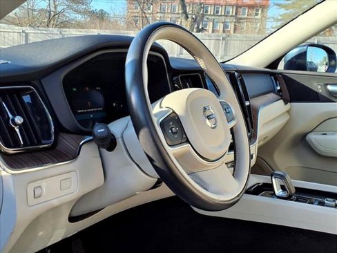 Used 2022 Volvo XC60 B5 Momentum w/ Climate Package image 18
