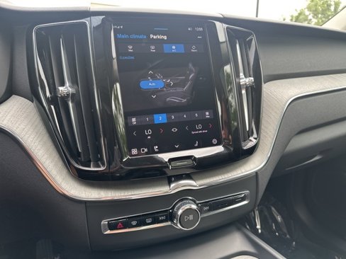 Certified 2025 Volvo XC60 B5 Plus image 20