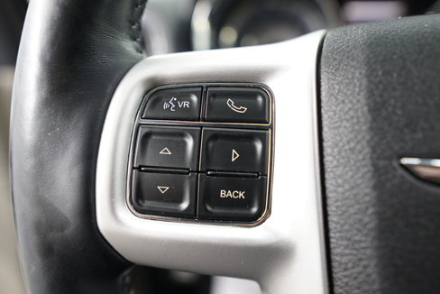 Used 2015 Chrysler Town & Country Touring-L w/ Driver Convenience Group image 21