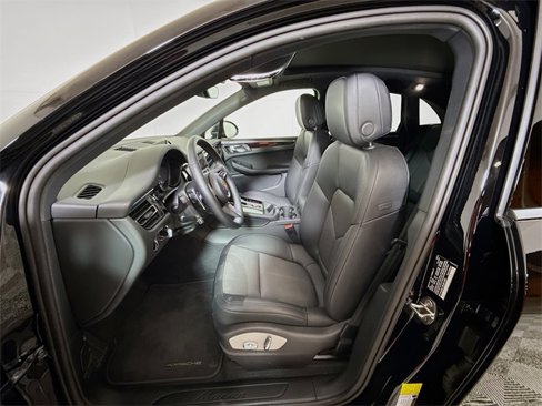 Used 2025 Porsche Macan image 5