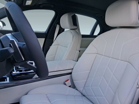 New 2026 BMW 750e xDrive image 4