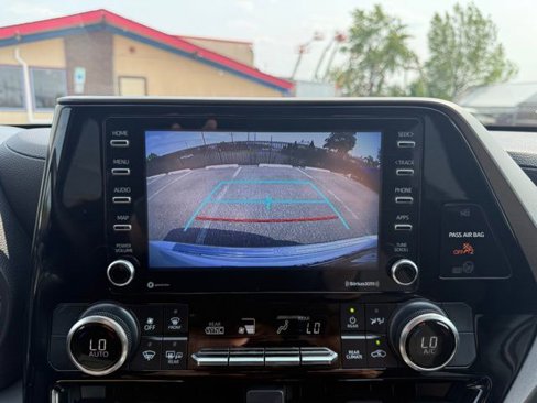 Used 2022 Toyota Highlander L image 38