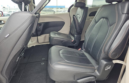 Used 2017 Chrysler Pacifica Touring-L Plus w/ Tire & Wheel Group image 10