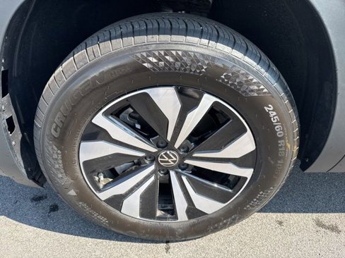Certified 2025 Volkswagen Atlas SE image 29