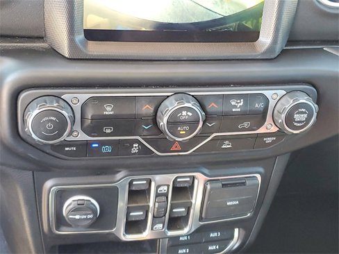 Used 2023 Jeep Wrangler Unlimited Sahara image 23