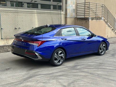 Used 2025 Hyundai Elantra SEL image 3