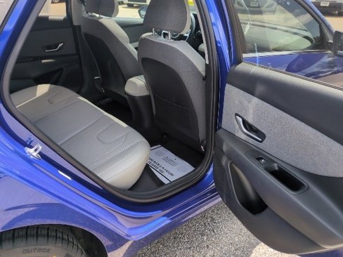 Used 2023 Hyundai Elantra Limited w/ Cargo Package image 17