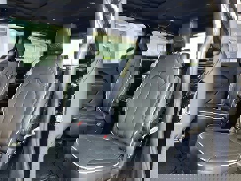 New 2025 Chrysler Pacifica Limited image 22