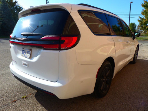 Used 2024 Chrysler Pacifica Touring-L w/ S Appearance Package image 11
