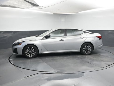 Used 2024 Nissan Altima 2.5 SV image 2