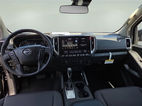 Used 2025 Nissan Frontier SV image 2