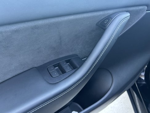 Used 2022 Tesla Model Y Long Range image 24