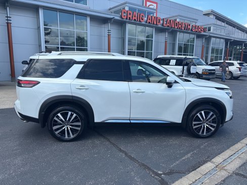 Used 2025 Nissan Pathfinder Platinum image 1