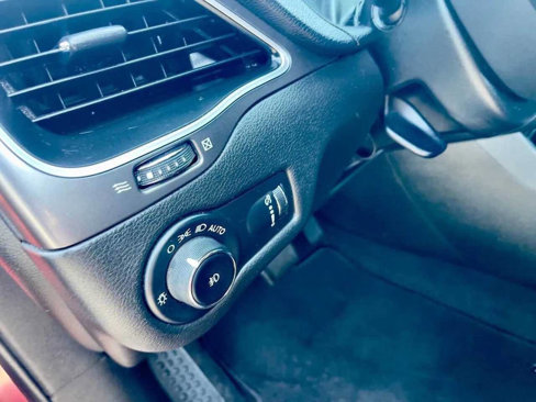 Used 2019 Jeep Cherokee Latitude w/ Popular Appearance Group image 35
