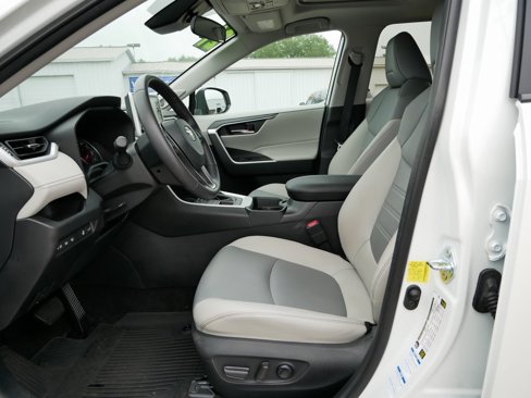 Used 2021 Toyota RAV4 XLE Premium image 10