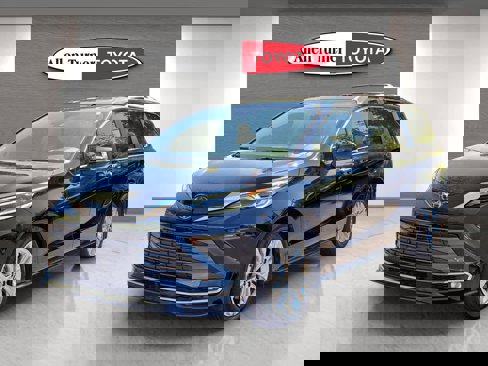 Used 2024 Toyota Sienna Platinum image 3