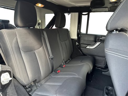 Used 2017 Jeep Wrangler Unlimited Rubicon w/ Connectivity Group image 41