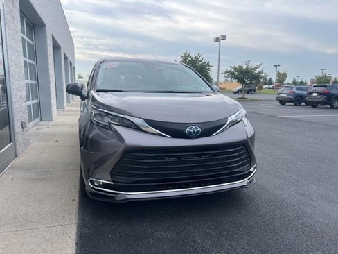 Certified 2021 Toyota Sienna XLE image 3