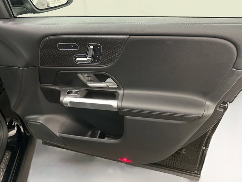Used 2025 Mercedes-Benz GLB 250 4MATIC image 34