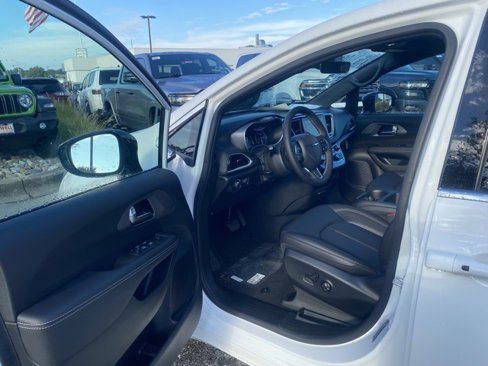 New 2026 Chrysler Voyager LX image 14