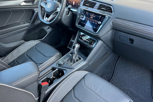 Certified 2022 Volkswagen Tiguan SEL R-Line image 16
