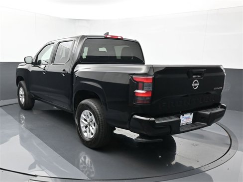 Used 2024 Nissan Frontier SV image 3