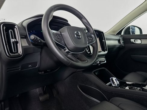 Used 2025 Volvo XC40 B5 Plus image 22