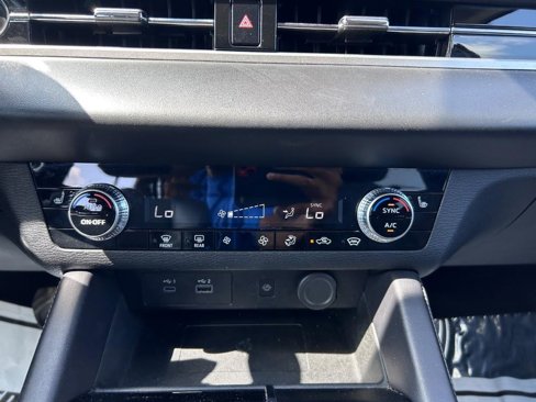 Used 2024 Mitsubishi Outlander AWD image 14