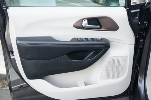 Used 2017 Chrysler Pacifica Touring-L image 16