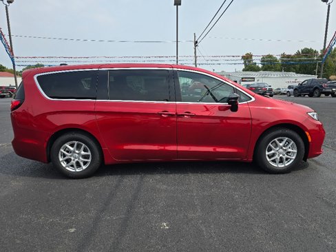 New 2026 Chrysler Pacifica Select image 4