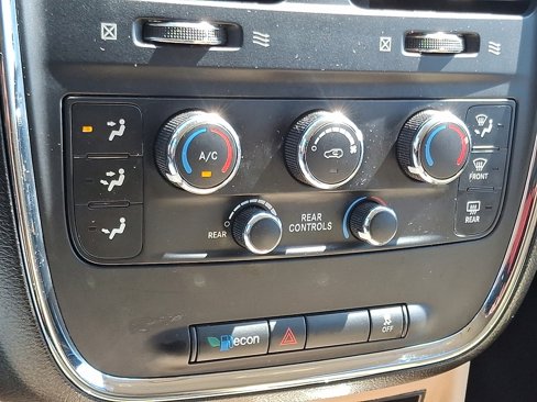 Used 2016 Dodge Grand Caravan SXT image 18