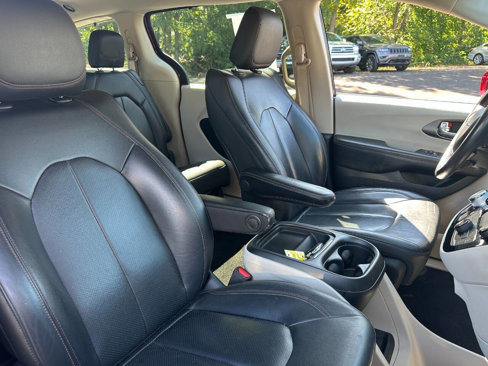 Used 2020 Chrysler Pacifica Touring-L image 20