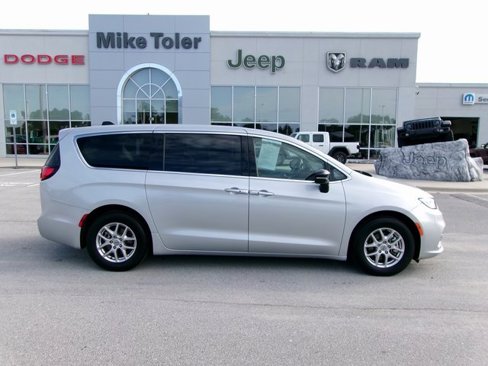 Used 2024 Chrysler Pacifica Touring-L image 5