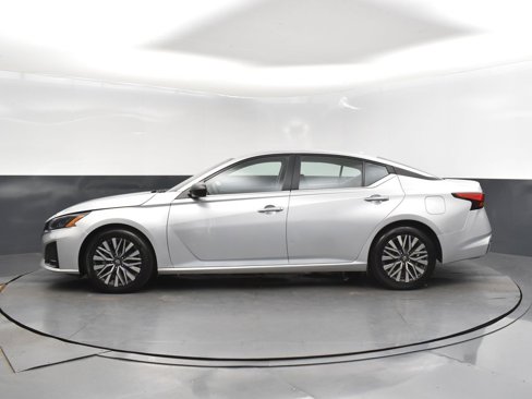 Used 2024 Nissan Altima 2.5 SV image 4