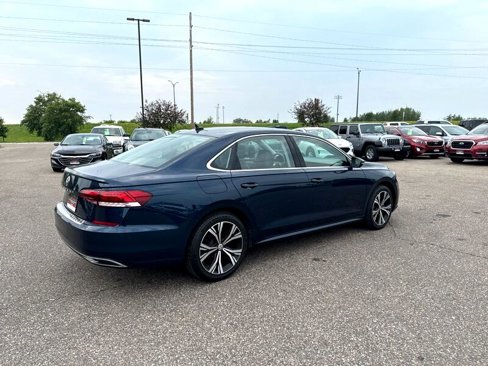 Used 2022 Volkswagen Passat 2.0T SE image 3