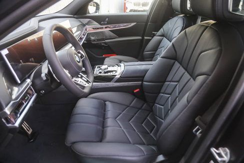 New 2026 BMW 760i xDrive w/ Premium Package image 14