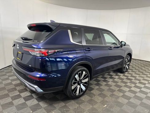 Used 2025 Mitsubishi Outlander SE image 3