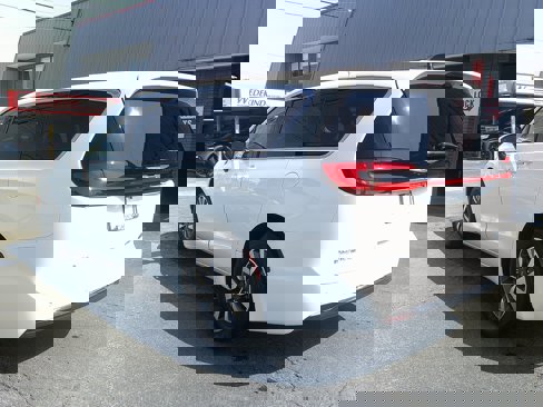 Used 2023 Chrysler Pacifica Touring-L image 3