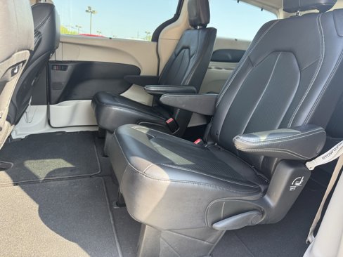Used 2022 Chrysler Pacifica Touring-L image 20