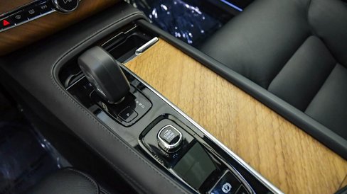 Certified 2025 Volvo XC90 B6 Plus image 27
