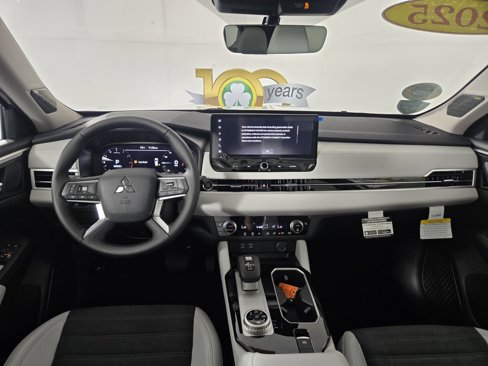 New 2025 Mitsubishi Outlander SE image 13