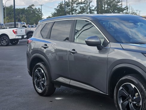 Used 2024 Nissan Rogue SV image 5