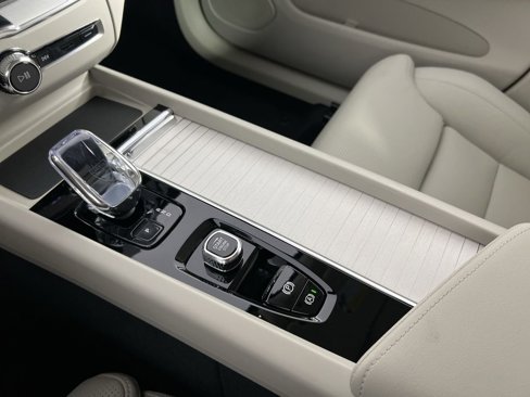New 2026 Volvo XC60 T8 Ultra w/ Protection Package Premier image 21