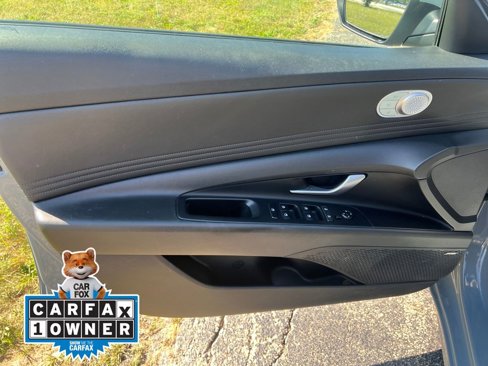 Used 2022 Hyundai Elantra Limited image 12