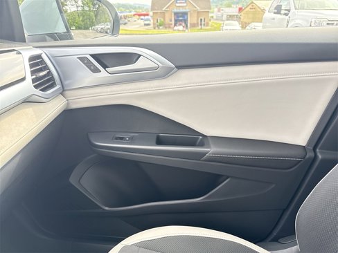 New 2025 Volkswagen Taos SE image 25